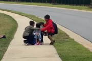 学校帰りの3人の兄が妹に駆け寄り抱きしめる。コロナ禍の中で芽生えた兄妹の絆