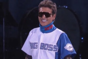「日本はやり方が違うw」プロ野球の試合で監督が宙を飛んで入場！（海外の反応）