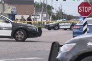 【!?】背中の後ろで手錠をかけられた少女が、パトカー内で手に入れた拳銃を口にくわえ自殺する事件発生