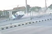 「あらよっと！」何事もなく走り去る荷物を積んだトラック