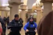 「ＵＳＡ！」と叫びながら国会議事堂の建物内で警官たちと争うトランプ支持者たち。海外の反応