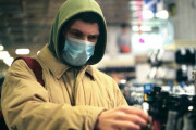 マスクを隠れ蓑とした万引きが横行するニューヨーク。店に入るときはマスクを外すよう市長が訴え