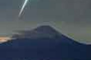 海外「日本でアニメみたいなことが起こってる…」 富士山の上空に火球が現れた写真が話題