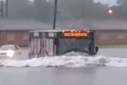どんなことがあってもバスは時間通りに運航する。大雨で冠水した道路を走るバス。海外の反応