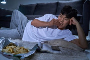 食後すぐ横になる習慣に韓国で注目、歯ぐきの出血と血糖管理をめぐり「10分歩こう」の声
