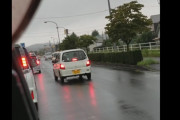 何の為！？しれっと逆走する白の軽自動車