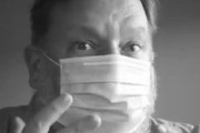 海外の男性「口が見えない、聞こえにくい、話しにくいを解決した究極のマスクを開発したよ…」