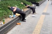 海外「道端で気絶している人達をネタにして笑う日本人達」