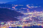 海外「これは思わず見とれる美しさだね」日本の夜に撮られたとある美しい街と山の風景があまりに絶景すぎると話題に