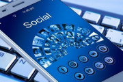 SNSは人生をダメにする！？「SNSは時間泥棒！」「youtubeには救われたよ」海外の反応