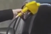 これってすごく車が綺麗になるんだよね。これがかの有名なガソリン洗車です。海外の反応