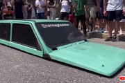 シャコタンの最終形態か？世界で最も車高が低い車。だがちゃんと走る