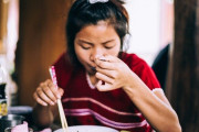 日本の築地にある屋台ラーメン「いのうえ」を食べてみた結果→「背後に夏川りみｗ草」「魔法の粉がたくさんあるね！」海外の反応