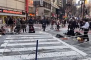 外国人「日本の町散歩してたらストリートプロレスやってるんだが」←コンクリートの上でこれ大丈夫なのか　海外の反応
