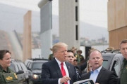 「アメリカは壁建設で混乱してるけど、その頃メキシコのリゾートは…」現地の看板がこちら