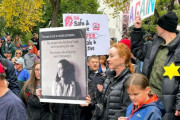 海外「ワクチン義務化をホロコーストに例えてアンネ・フランクの写真を持ちながら抗議する反ワクチン派」