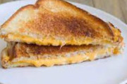 馬鹿外人「日本の給食は非健康的だ！チーズサンドイッチの方が健康的で栄養価が良い！」