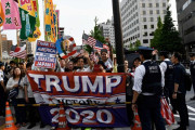 海外「日本人の親米家ぶり凄ぇな！」　横断幕や星条旗を掲げるトランプを迎える日本人達に対する海外の反応