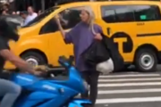 いったい何があったか知らないけど邪魔。道路の真ん中でファックサインし続ける老婦人。海外の反応