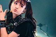 実はステージに物を投げてMOAMETALに当てた男の隣りにいたけど、なにも出来なかった…　【海外の反応】