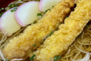 外国人「私が日本で初めて作った日本料理 – 年越しそば」→「ワオ、めっちゃ豪華だね」「そのピンクと白のものは何？」「すばらしい出来映えだね！」