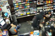 海外「女性店員を無駄に殴りまくるアメリカの無慈悲な強盗団」