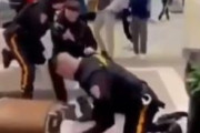 海外「白人と黒人の子供が喧嘩して、黒人の子供にだけ手錠をかける米警察」
