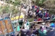 インドの団結力が半端ねぇ！道から落ちたトラックを、村全体が協力して引っ張り挙げる映像が凄い！　海外の反応