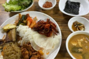 8000ウォン韓国料理ビュッフェで3皿食べた客が叱責、店主批判と「器を使いすぎ」の擁護が真っ二つ