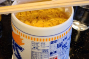 韓国人「日本のツイッターで大騒ぎになったカップラーメンの食べ方がこちら…ﾌﾞﾙﾌﾞﾙ」