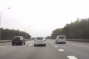 映画のワンシーンのような見事なクラッシュ。車体間隔もわからず強引に通ろうとした結果。海外の反応