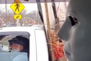 海外でブギーマンのマスクをつけて車を運転した結果…　海外の反応