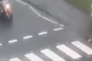 こんなナイスガイに俺もなりたい。親切なバイカーがおばあさんのために横断歩道で立ち止まる。海外の反応
