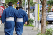 外国人「日本の階級の低い力士は下駄を履かないといけないらしいぞ」