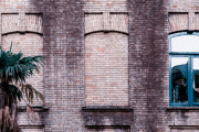 実はこんな理由があった。イギリスの建物の窓の一部がレンガで覆われている理由
