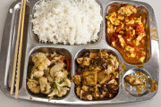 アメリカ人「中国の子供が食べてる給食はこんな感じらしい…」