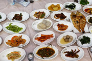 韓国料理のサイドディッシュでテーブルが壊れそう（海外の反応）