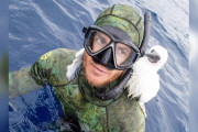 【海外】ダイバーの肩に「触れた」と思ったら、なんと赤ちゃん鳥が寄り添っていた！