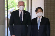 バイデンが日本の天皇陛下にお辞儀も握手もしなかったことに海外大騒ぎ！（海外の反応）