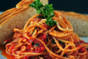 多過ぎっ！ナポリタンとホットドッグパスタを堪能♪「あなたは私のヒーローよ♪」「スパゲティのバッグを持ってるね！笑」海外の反応