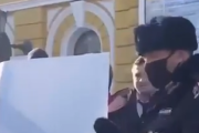 白い紙を持っているだけですけど？ロシアではこれでも連れていかれてしまうのか。海外の反応