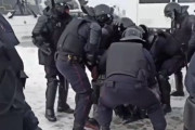 海外「ロシアこそナチスだろ。抗議者達を殴って逮捕し言論を取り締まるプーチンロシア」