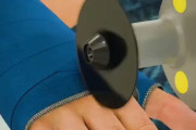 「ギプスだけ切れて肌は切れない『ギプスカッター』ってどんな仕組みなの？」わかっていてもスリルを感じる切断風景
