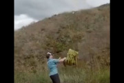 「荷物をヘリウムガス風船で浮かしたらハイキングが楽になるのでは？」→海外男性が実行してしまう