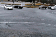 まるで映画のワンシーン！？スピード違反の車が踏切でジャンプ！