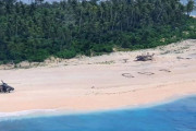 海外「実際にこんな人いるんだな」 無人島に漂流した人が砂浜にSOSと書いて救助される