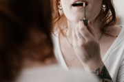親戚の結婚式に間に合わないので準備が遅い恋人を置いて出た自分は間違ってる？