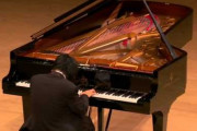 辻井伸行さんが震災被災者を想い涙を流して演奏した自作曲に海外大感動、４千万回超再生の人気動画に