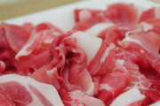 【寄生虫怖すぎ】タイ人が豚の生肉を食べた結果