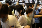海外「日本が室内でのマスク着用ルール緩和を検討。コロナの感染症分類引き下げ」